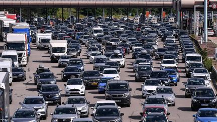 Des bouchons sur l'A7 entre Lyon et Vienne (Rhône), le 10 juillet 2021. (PHILIPPE DESMAZES / AFP)