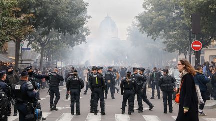 Encadrés par un important dispositif de sécurité, des manifestants participent à un rassemblement interdit en faveur du peuple palestinien, le 28 octobre 2023, à Paris. (LAURE BOYER / HANS LUCAS / AFP)