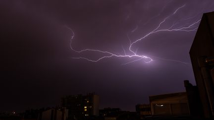 Un &eacute;clair parcourt le ciel de Toulouse (Haute-Garonne), le 18 juillet 2015. (MAXIME REYNI / CITIZENSIDE.COM / AFP)