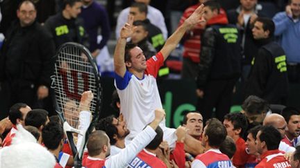 Troicki porté en triomphe (ANDREJ ISAKOVIC / AFP)