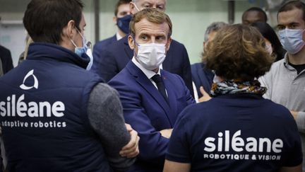 Emmanuel Macron&nbsp;visite l'entreprise Siléane, spécialisée dans la robotique, à Saint-Etienne (Loire) le 25 octobre 2021. (LUDOVIC MARIN / AFP)