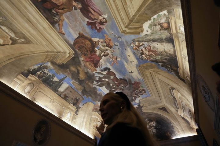 La princesse Rita Boncompagni Ludovisi montre la fersque de Guercino à l'intérieur du "Casino dell’Aurora", également connu comme Villa Ludovisi à Rome, le 30 novembre 2021.&nbsp; (GREGORIO BORGIA/AP/SIPA / SIPA)