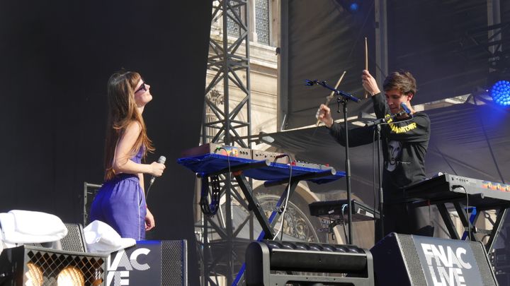 Vickie et Léo, 22 et 23 ans, assurent leur set en ouverture du Fnac Live Festival, le 6 juillet 2017
 (Elise Koutnouyan)