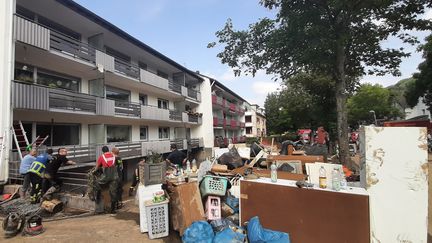 Les sinistrés&nbsp;de Sinzig, en Allemagne, ont sorti sur les trottoirs leurs meubles et appareils électroménagers noyés et hors d'usage pour tenter de nettoyer leurs&nbsp;habitations.&nbsp; (SEBASTIEN BAER / FRANCEINFO / RADIO FRANCE)