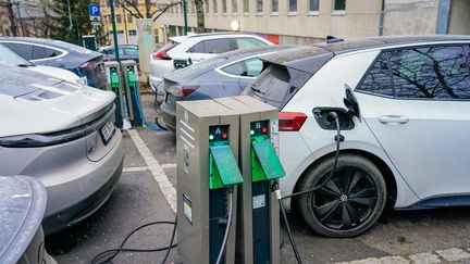 Une station de recharge pour voitures électriques à Oslo (Norvège), le 8 décembre 2022. (GORM KALLESTAD / NTB)