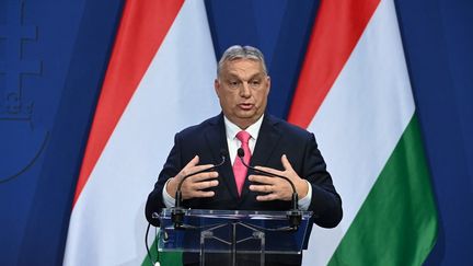 Le Premier ministre Viktor Orban lors d'une conférence de presse à Budapest, le 26 octobre 2021. (ATTILA KISBENEDEK / AFP)