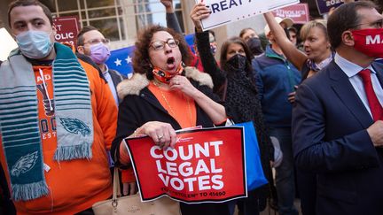 Des supporters de Donald Trump devant le Palais des congrès de Philadelphie (Pennsylvanie) le 5 novembre 2020 (TRACIE VAN AUKEN / EPA)