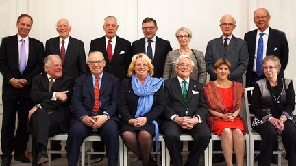 La photo de famille prise apr&egrave;s le d&icirc;ner officiel, le 16 avril 2012 &agrave; Stockholm (Su&egrave;de). En bas &agrave; droite,&nbsp;Margareta Winberg, une retrait&eacute;e invit&eacute;e apr&egrave;s avoir &eacute;t&eacute; confondue avec une ancienne ministre de l'Agriculture. (MARIANNE ANDERSSON / SWEDEN GOVERNMENT / AFP)