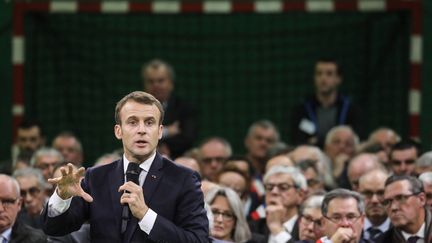 Emmanuel Macron à Grand Bourgtheroulde dans l'Eure pour sa première étape du grand débat national (LUDOVIC MARIN / POOL)