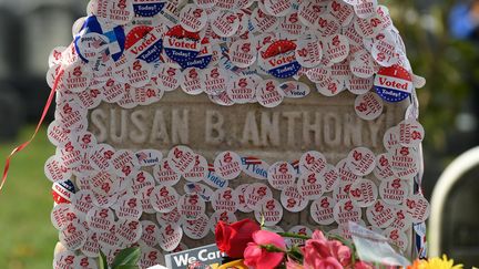 La tombe de la suffragette Susan B. Anthony est recouverte d'autocollants "A voté", le 8 novembre 2016, à Rochester (New York).&nbsp; (ADAM FENSTER / REUTERS)