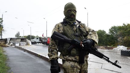 Un combattant s&eacute;paratiste pro-russe le 10 septembre 2014 sur la route de l'a&eacute;roport de Donetsk, dans l'est de l'Ukraine. (PHILIPPE DESMAZES / AFP)