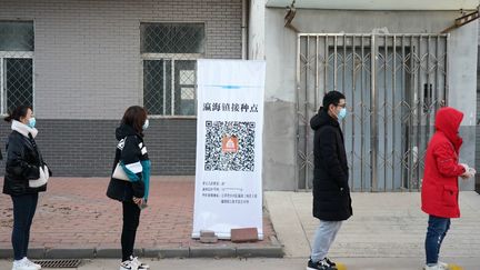 Des habitants du district de Daxing, une banlieue de Pékin (Chine), patientent avant de se faire vacciner, le 3 janvier 2021. (ZHANG CHENLIN / XINHUA / AFP)