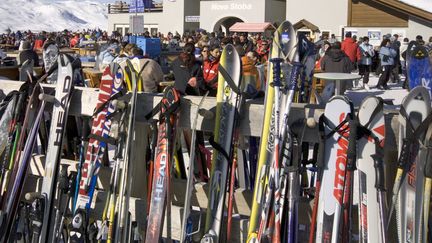 Quatre départements pyrénéens (Pyrénées-Atlantiques, Hautes Pyrénées, Haute-Garonne, Ariège) sont passés lundi en vigilance orange pour fort risque d'avalanches, poussant les responsables de stations et les skieurs à la prudence (image d'illustration) (MAXPPP / ARCO IMAGES GMBH)