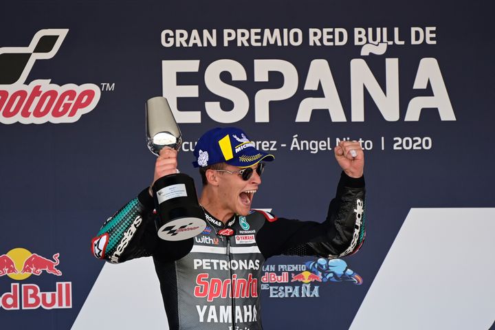 Le pilote français Fabio Quartararo de l'équipe Petronas Yamaha SRT, célèbre sur le podium sa victoire au Grand Prix d'Espagne en MotoGP sur le circuit de Jerez-de-la-Frontera en Espagne, le 19 juillet 2020. (JAVIER SORIANO / AFP)