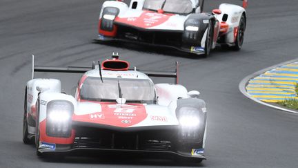 La Toyota n°8 devant la Toyota n°7 sur le circuit des 24 Heures du Mans lors de la deuxième séance d'essais libres, le 19 août 2021. (JEAN-FRANCOIS MONIER / AFP)