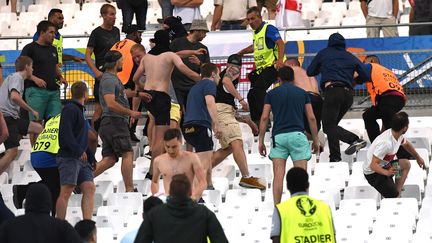 Supporters anglais et russes s'affrontent dans les tribunes du stade V&eacute;lodrome, &agrave; Marseille (Bouches-du-Rh&ocirc;ne), le 11 juin 2016. (MAXPPP)