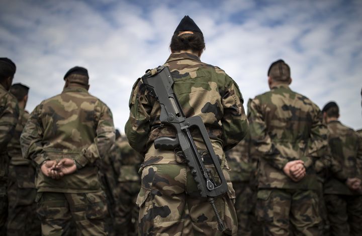 Des soldats de l'opération Sentinelle, le 25 juillet 2016, au fort de Vincennes, à&nbsp;Paris, lors d'une visite de François Hollande et du ministre de la Défense, Jean-Yves Le Drian. (IAN LANGSDON / AFP)