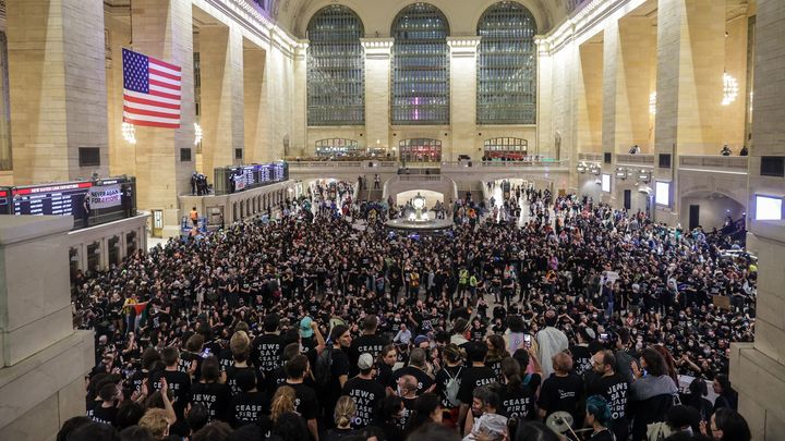 Des milliers de personnes participent à un sit-in pour protester contre les bombardements israéliens dans la bande de Gaza, le 27 octobre 2023, à New York (Etats-Unis). (SELCUK ACAR / ANADOLU / AFP)