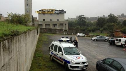 Depuis 6 heures samedi 20 octobre 2012, des militants d'extr&ecirc;me droite occupent le to&icirc;t de la mosqu&eacute;e de Poitiers (CLEMENT MASSE / FRANCE 3 POITOU-CHARENTES)