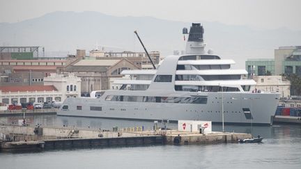 Le superyacht Lloyd Werft Solaris, propriété du milliardaire russe Roman Abramovich, amarré au port de Barcelone, le 1er mars 2022.&nbsp; (JOSEP LAGO / AFP)