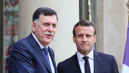 Le président français Emmanuel Macron (à droite) accueille le chef du gouvernement libyen reconnu par l'ONU, Fayez al-Sarraj (à gauche), au Palais de l'Elysée à Paris, le 8 mai 2019. (MUSTAFA YALCIN / ANADOLU AGENCY)