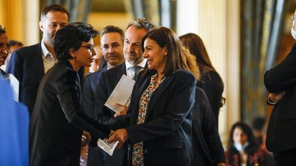 Rachida Dati félicitant Anne Hidlago après la victoire de cette dernière aux élections municipales de 2020. (OLIVIER CORSAN / MAXPPP)