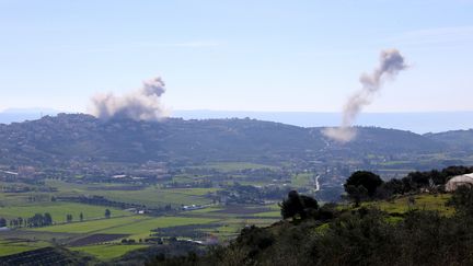 Des tirs israéliens dans le sud du Liban, le 8 février 2024. (RAMIZ DALLAH / ANADOLU / AFP)