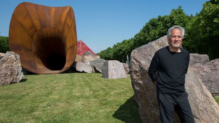 Anish Kapoor devant son oeuvre, "Dirty Corner", lors de l'inauguration de son exposition à Versailles, le 5 juin. L'oeuvre a été vandalisée dix jours plus tard.
 (Romuald Meigneux / SIPA)