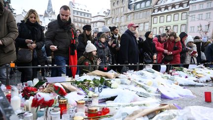 Des centaines de personnes se sont réunies dimanche matin dans le centre de Strasbourg, pour rendre hommage aux victimes de l'attentat. (SEBASTIEN BOZON / AFP)