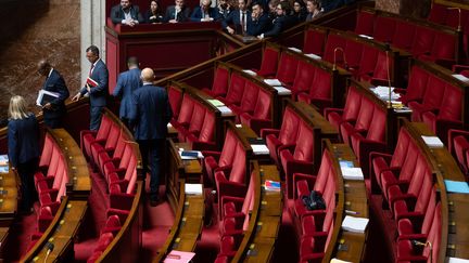 Les députés de la Nupes quittent l'hémicycle, le 19 octobre 2019, alors que la Première ministre vient d'engager la responsabilité de son gouvernement comme le prévoit l'article 49.3 de la Constitution. (ALEXIS SCIARD / MAXPPP)