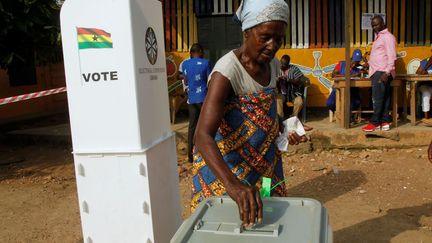 Une électrice ghanéenne dépose son bulletin de vote lors du scrutin présidentiel de décembre 2016.

 (REUTERS / Luc Gnago)