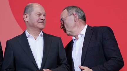 Olaf Scholz (à gauche), ministre des Finances et vice-chancelier, et&nbsp;Norbert Walter-Borjans, le nouveau co-président du&nbsp;SPD, lors de l'annonce des résultats, le 30 novembre&nbsp;2019, à Berlin. (KAY NIETFELD / DPA)