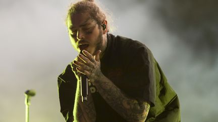 Ancien rocker, Post Malone est aujourd'hui le rappeur numero un aux Etats-Unis. Lui que l'on a vu la semaine passée aux VMA partager la scène avec Aerosmith, donnait son premier gros concert en France et pas sur la plus grande scène du festival mais sur la seconde en taille, celle de la Cascade. Peu avant 21h, les jeunes festivaliers en provenance du concert de Macklemore couraient du coup comme une volée d'hirondelles en zigzagant parmi la foule pour ne pas louper une miette de sa présence. Seul sur scène, il a alterné tout du long rage et douceur, anciens tubes et nouveautés. Entamant par le déchirant "Too Young", son hit de 2015, il a enchaîné avec le récent "Better Now" extrait de son album "Beerbongs &amp; Bentleys" avant de revenir à 2016 avec "No Option". 
 (Gilles Scarella FTV)