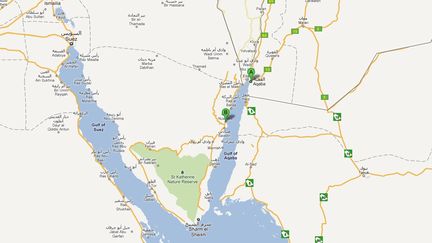 Le trajet entre le port d'Aqaba en Jordanie (point A) et celui de Noueiba en Egypte (point B). Le ferry a pris feu &agrave; pr&egrave;s de 25 kilom&egrave;tres des c&ocirc;tes jordaniennes, jeudi 3 novembre.&nbsp; (CAPTURE D'ECRAN / DR)