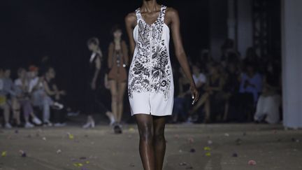 La sublimation de l'allure, la féminité recherchée sont des valeurs partagées avec le Californien d'origine chinoise Phillip Lim, qui a également dévoilé sa collection 3.1. Dès les premières notes de musique, celles de "Walkin' After Midnight" de la chanteuse country Patsy Cline, le ton était donné. Il dit avoir pensé notamment à la scène musicale du Nashville des années 1950 et 60, mais aussi à l'époque victorienne. "C'est ma réaction à ce qui se passe aujourd'hui", a-t-il expliqué évoquant la frénésie ambiante. "Je suis attaché au passé, j'ai la nostalgie de l'époque où lorsqu'on se battait, c'était pour une histoire d'amour (...), lorsqu'on était fâché, on pouvait régler ça à la danse", dit-il. En puisant dans le passé, Phillip Lim voulait exprimer l'idée de "maintenir une certaine dignité", sans supprimer la sensualité ou le désir. A l'arrivée : des petites vestes cintrées ou des vestes redingotes sans manches mais ajustées. "Je me suis interrogé sur la façon de faire que des vêtements de printemps ne soient pas qu'un simple t-shirt", a expliqué le créateur.
 (PETER FOLEY)