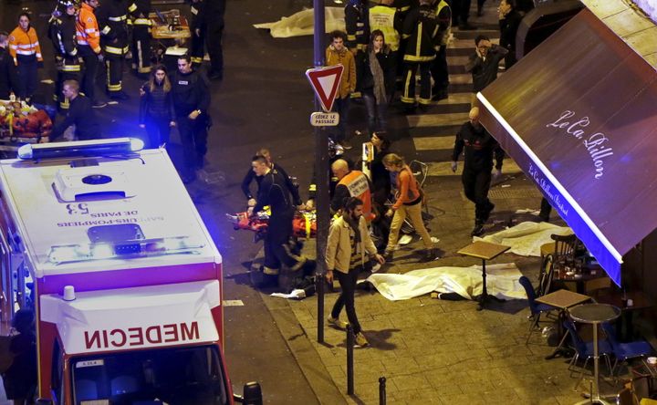 Un blessé est évacué près du bar Le Carillon et du restaurant Le Petit Cambodge, où des cadavres ont été couverts par des bâches, dans le 10e arrondissement de Paris, le 13 novembre 2015. (CHRISTIAN HARTMANN / REUTERS)