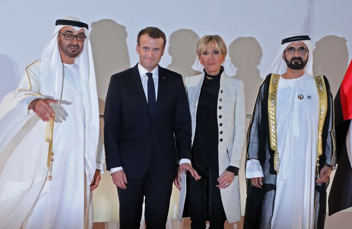 Emmanuel et Brigitte Macron, entourés du prince d'Abu Dhabi&nbsp;Mohammed bin Zayed Al-Nahyan et du cheikh&nbsp;Mohammed bin Rashid al-Maktoum, lors de l'inauguration de Louvre Abu Dhabi, le 8 novembre 2017.&nbsp; (LUDOVIC MARIN / AFP)