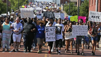 Une manifestation du mouvement Black Lives Matter, organisée le 10 juillet 2016 à Oklahoma City (Etats-Unis) pour dénoncer&nbsp;la violence policière ainsi que le racisme systémique envers les Noirs américains. (SUE OGROCKI / AP / SIPA)