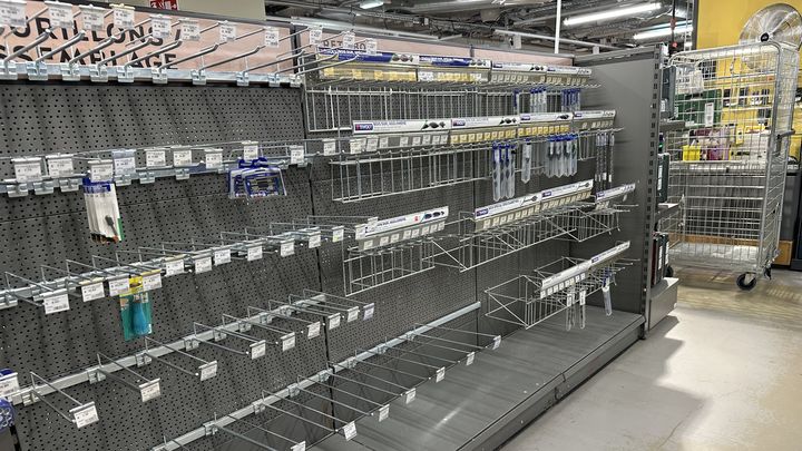 In the aisles of BHV, it is not uncommon to come across empty shelves. Entire spaces are even closed off by black screens. (LOUISE BUYENS / FRANCEINFO)