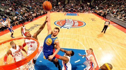 Andrew Bogut à l'attaque du panier face aux Pistons (DAN LIPPITT / NBAE / GETTY IMAGES)