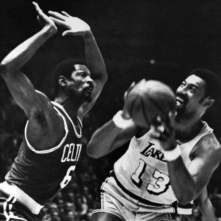 Wilt Chamberlain (à droite avec le maillot des Lakers) et Bill Russell (à gauche avec celui des Celtics), deux des plus grandes légendes de la NBA, opposés le 5 mai 1969, dans le dernier match de la finale offrant le 11e titre&nbsp;à Boston lors des 13 dernières saisons. (ANONYMOUS/AP/SIPA)