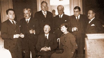 Albert Londres est décerné en 1933 à Emile Condroyer.

(De gauche à droite, Emile Condroyer, Charles Pettit, Ludovic Naudeau, Jacques de Marsillac, Louis Ronfaud, Maral Bureau, Pierre Mille et Florise Londres).  (Prix Albert Londres )