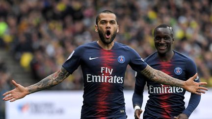 Le défenseur du PSG Dani Alves&nbsp;joue&nbsp;à Nantes, le 17 avril 2019. (LOIC VENANCE / AFP)