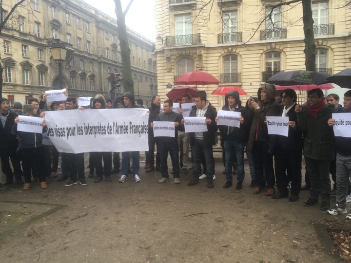 D'anciens interprètes de l'armée français en Afghanistan, rassemblés sur l'esplanade des Invalides à Paris, mardi 10 janvier 2017.&nbsp; (VINCENT DANIEL / FRANCEINFO)