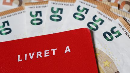 Un livret A sur des billets de 50€. (SEBASTIEN MUYLAERT / MAXPPP)