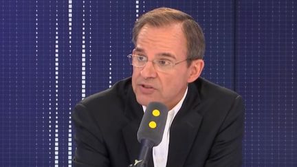 "Ceux qui veulent manifester pourraient faire des manifestations d'une autre manière ou attendre un petit peu avant de manifester.", estimeThierry Mariani, eurodéputé RN. (RADIO FRANCE)