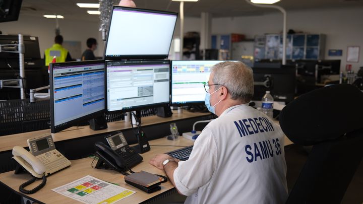 Tarek Cherfaoui, médecin urgentiste au CHU de Rennes (Ille-et-Vilaine), le 11 janvier 2023. (ROBIN PRUDENT / FRANCEINFO)