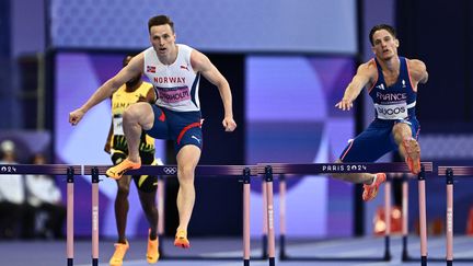 Karsten Warholm et Clément Ducos en demi-finales du 400 m haies aux Jeux olympiques de Paris, le 7 août 2024 au Stade de France. (AFP)