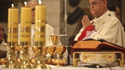 Le patriarche latin de Jérusalem, Mgr Fouad Twal, célèbre la messe de minuit à Bethléem, le 24 décembre 2010 (AFP / Fadi Arouri)