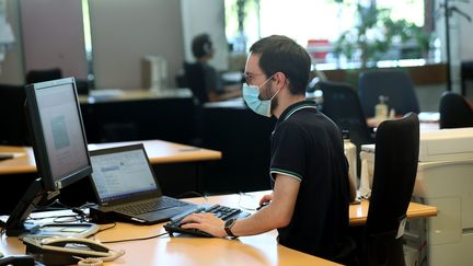 Un salarié face à son ordinateur.&nbsp;Photo d'illustration.&nbsp; (THIERRY GACHON / MAXPPP)